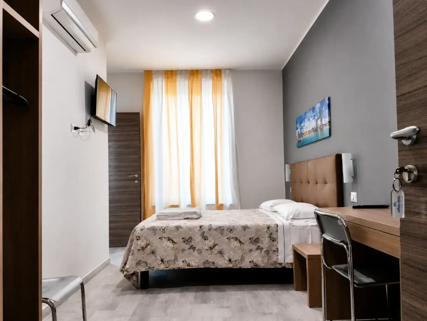 Hotel Oregon room with bed, desk, television and air conditioning