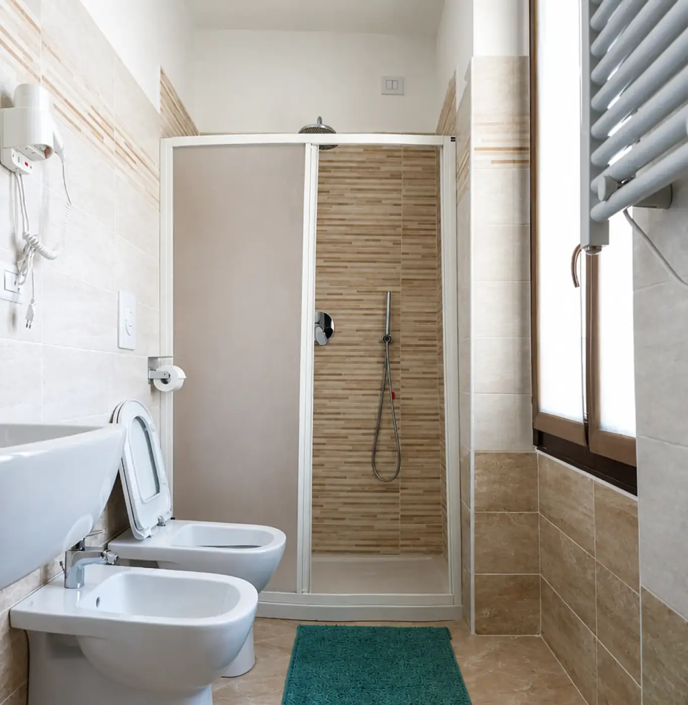 Hotel Oregon private bathroom with shower and bidet