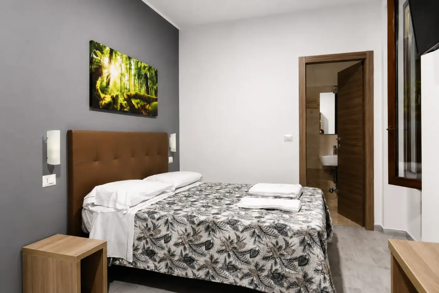 Hotel Oregon double room with queen bed and private bathroom